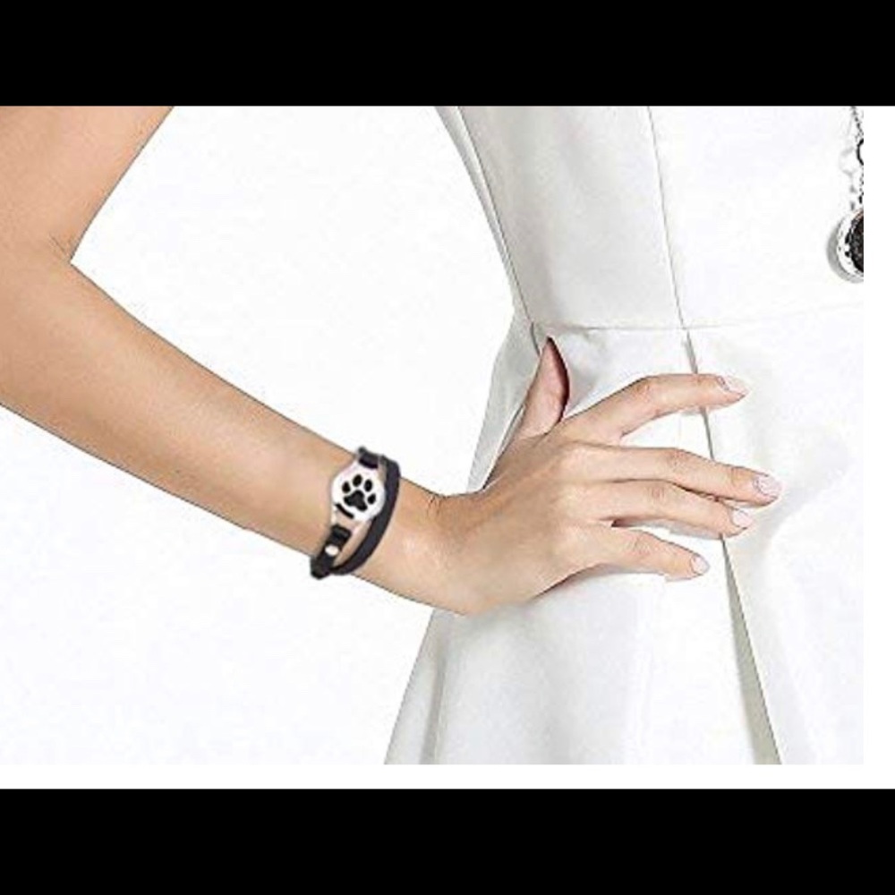 Mesinya dog paw bracelet.
